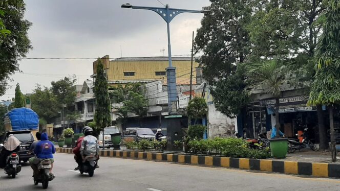 
					DITERANGI: Jl. Panglima Sudirman Kota Kraksaan menjadi salah satu titik penambahan PJU. (foto: Ali Ya'lu).