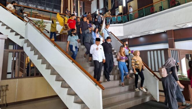 
					WADUL: Para pelaku usaha hiburan dan purel, turun dari lantai dua gedung DPRD Kab. Pasuruan usai berdialog dengan anggota dewan. (foto: Moh. Rois).