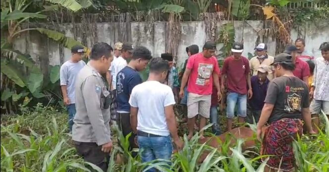 
					DITEMUKAN: Warga bersama anggota Polsek Kademangan mengecek sapi yang sempat dicuri dan kini berhasil ditemukan (Foto: Istimewa).