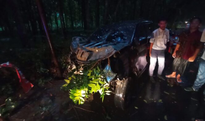 
					LAKA: Toyota Avanza ringsek pada bagian depan setelah menabrak pohon di lereng Gunung Semeru Lumajang. (foto: Asmadi).