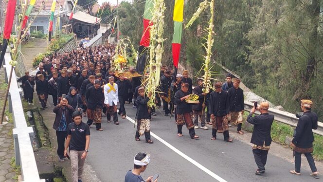 
					SAKRAL: Warga Desa Ngadas di lereng Gunung Bromo mengarak sesaji menuju pure. (foto: Hafiz Rozani)
