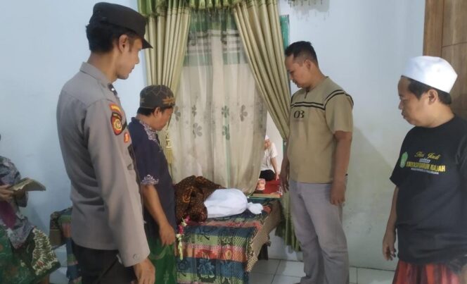 
					TAK TERTOLONG: Jasad korban langsung dibawa ke rumah duka karena pihak keluarga tidak berkenan diautopsi. (foto: Moh. Rois).