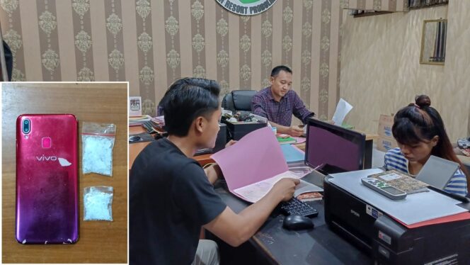 
					TERBONGKAR: Wanita berinisial D-S-R, pelaku penyelundupan sabu-sabu di lapas saat dimintai keterangan oleh petugas Satresnarkoba Polres Probolinggo Kota (Istimewa)