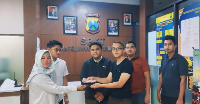
					DILIMPAHKAN: Kejari Pasuruan saat melimpahkan kasus jaksa gadungan ke aparat kepolisian. (foto: Moh. Rois).