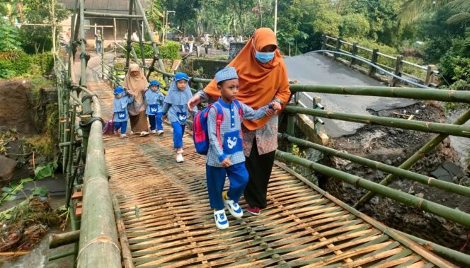 
					ALTERNATIF: Warga dan anak sekolah menyeberangi jembatan alternatif di Dusun Tengir, Desa/Kecamatan Pasirian, Kabupaten Lumajang. (foto: Asmadi).