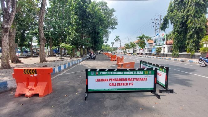 
					DILARANG JUALAN: Barikade yang dipasang Satpol PP di kawasan Alun-alun Kota Probolinggo. (foto: Hafiz Rozani).