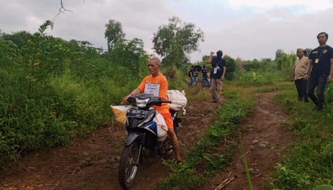 
					REKONTRUKSI: Tersangka Suparman (66), menjalani rekontruksi dengan memperagakan 45 adegan. (foto: Moh. Rois).