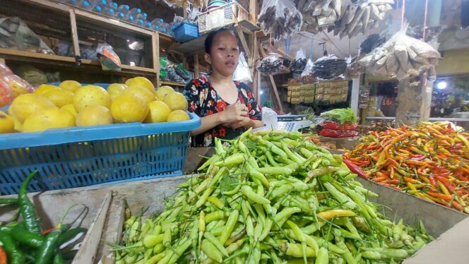 
					NAIK: Pedagang sedang melayani pembeli cabai yang harganya meroket. (foto: Hafiz Rozani)