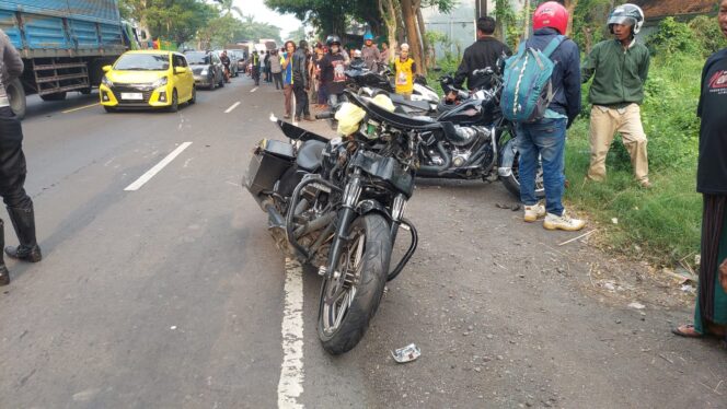 
					RINGSEK: Motor moge ringsek pasca terlibat kecelakaan beruntun di jalur pantura Sumberasih, Probolinggo. (foto: Hafiz Rozani).
