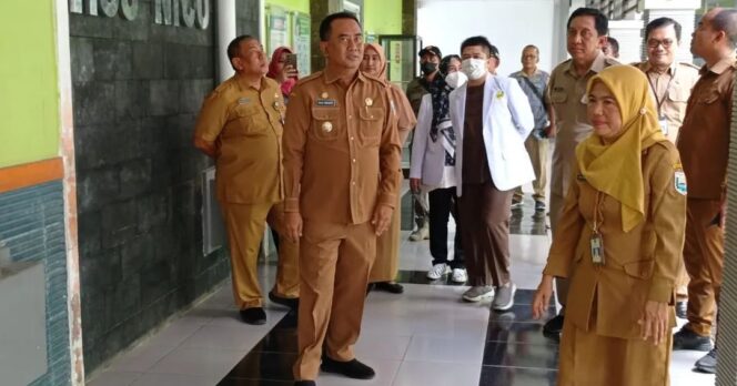 
					Pj. Bupati Probolinggo, Ugas Irwanto bersama para pejabat lainnya saat berkunjung ke RSUD Tongas, beberapa waktu lalu. (foto: IG Endless Probolinggo).