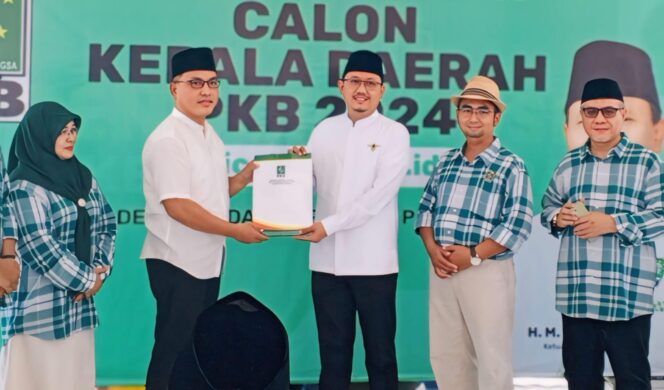 
					DAFTAR CABUP: M. Sudiono Fauzan atau Mas Dion, mendaftarkan diri sebagai Calon Bupati Pasuruan ke Kantor DPC PKB setempat, Senin (29/4/24). (foto: Moh. Rois).
