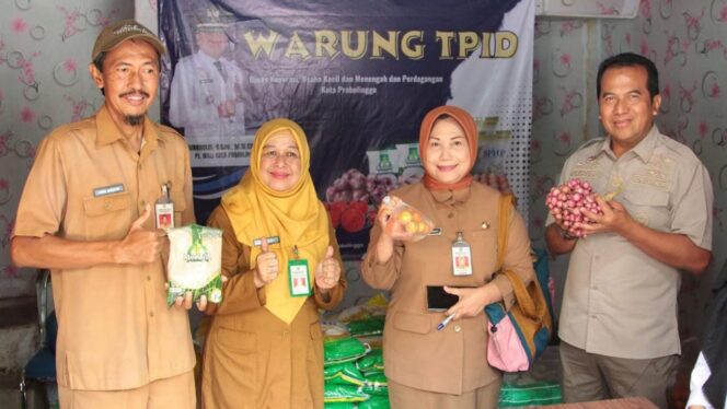 
					SEMBAKO MURAH: Pj Walikota bersama Sekda, Kepala DKUMP, dan Kepala DKPPP di warung TPID Kota Probolinggo. (Istimewa).