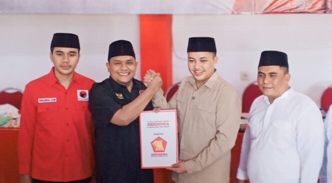 
					MAJU PILKADA: Ketua DPC Partai Gerindra Kab. Pasuruan (baju krem), mendaftar sebagai bakal calon bupati lewat PDI Perjuangan. (foto: Moh. Rois).