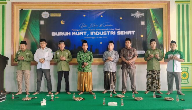 
					MAY DAY: DPC K-Sarbumusi Kabupaten Probolinggo gelar Halal Bihalal dan Sholawatan massal memperingati Hari Buruh Internasional , 1 Mei 2024. (foto: Ali Ya'lu).