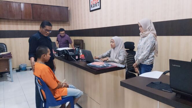 
					BEJAT: Udin, pelaku pencabulan saat dimintai keterangan di ruang Unit PPA Satreskrim Polres Probolinggo Kota. (foto: Hafiz Rozani).