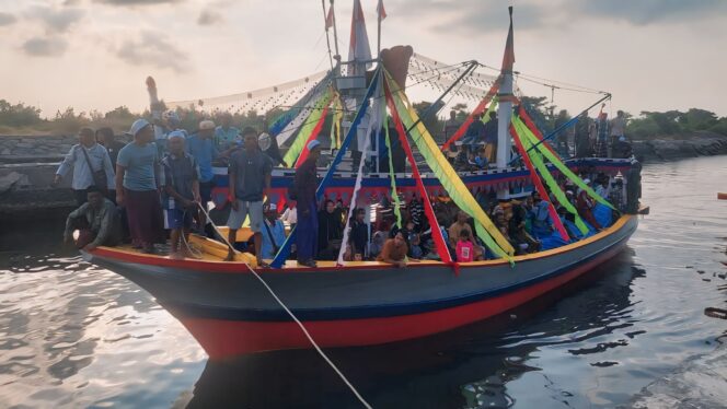
					NGATER HAJIEN: Salah satu kapal yang ditumpangi calon jemaah haji asal Giliketapang serta warga yang ikut mengantarkannya. (foto: Hafiz Rozani).