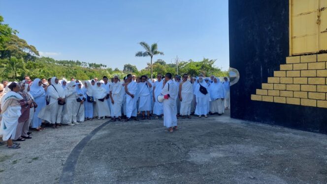 
					MANASIK: Puluhan CJH Kota Probolinggo menjalani manasik haji di miniatur Ka'bah Gending. (foto: Hafiz Rozani).