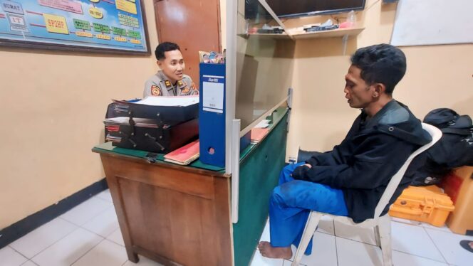 
					TERTANGKAP: Pelaku penggelapan motor saat dimintai keterangan di Mapolsek Kademangan. (foto: Hafiz Rozani)
