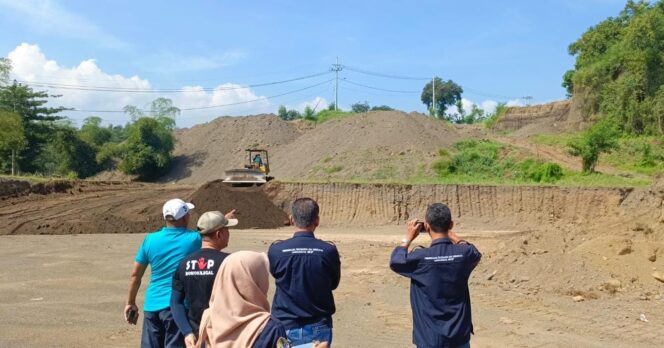 
					CEK: Tim DLH dan Satpol PP Kabupaten Pasuruan mengecek aktifitas penambangan di kawasan Pacuan Kuda Kejayan. (foto: Moh. Rois).