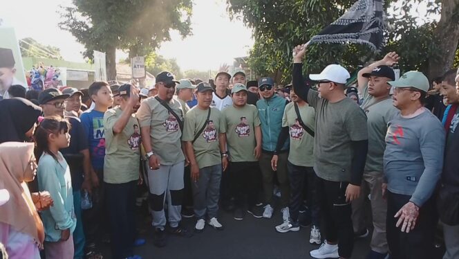 
					JALAN SEHAT: Gus Haris (topi putih) melepas peserta jalan sehat di Kecamatan Gading. (foto: istimewa).