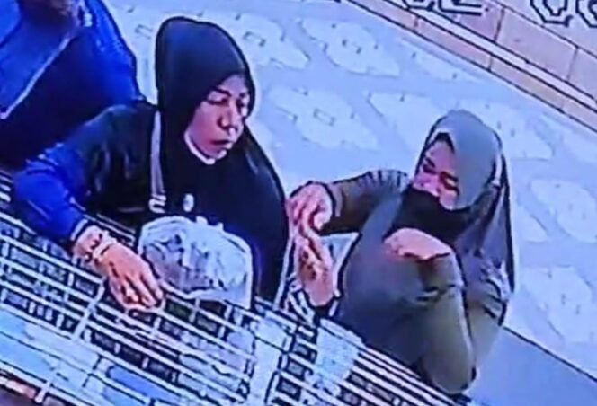
					Tangkapan layar video aksi.emak-emak saat mencuri kalung emas. (Kreator: Hafiz Rozani)
