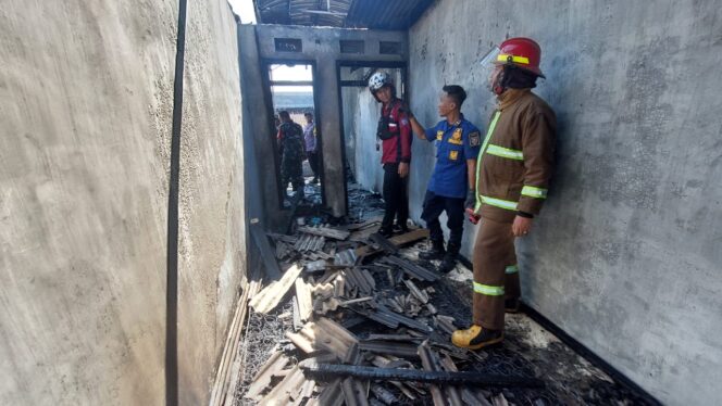 
					BERJIBAKU: Petugas Damkar Kota Probolinggo berjibaku memadamkan api yang membakar rumah di Perumahan Bumiangga. (foto: Hafiz Rozani).