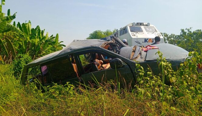 
					TEWASKAN 4 ORANG: Toyota Kijang yang tertabrak KA Pandalungan di Rejoso, Pasuruan, tewaskan anggota keluarga Ponpes Sidogiri. (foto: Moch. Rois)