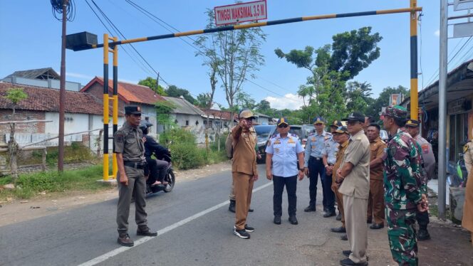 
					SIDAK: Pj Bupati bersama beberapa kepala OPD mengecek portal pembatas tonase di Desa Klenang. (foto: Hafiz Rozani)
