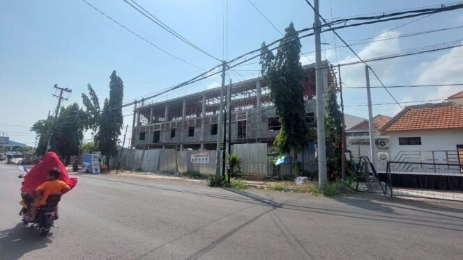 
					TERBENGKALAI: Gedung Inspektorat Kota Probolinggo di Jalan Mastrip yang sempat terbengkalai, bakal kembali dilanjutkan pembangunannya. (foto: Hafiz Rozani).