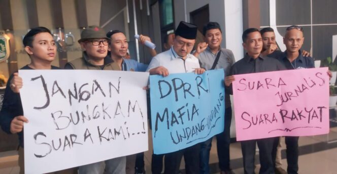 
					PROTES: Para jurnalis yang demo menolak RUU Penyiaran diterima oleh Ketua DPRD Kab. Pasuruan, Sudiono Fauzan. (foto: Moh. Rois).