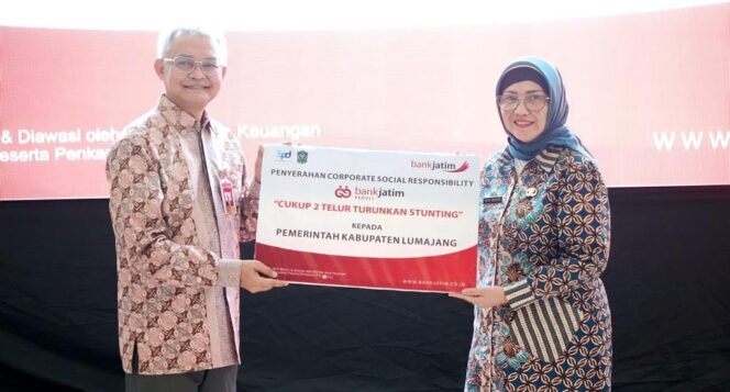 
					CEGAH STUNTING: Pj. Bupati Lumajang saat menerima bantuan telur secara simbolis dari perwakilan Bank Jatim. (foto: Asmadi).