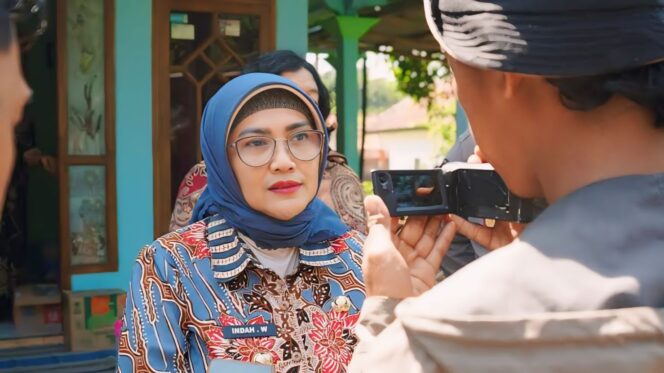 
					Pj. Bupati Lumajang, Indah Wahyuni atau Yuyun saat diwawancarai oleh wartawan. (foto: Asmadi).