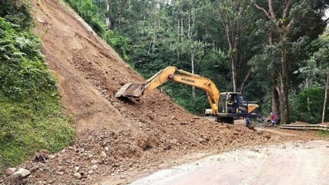 
					LONGSOR: Normalisasi jalur Piket Nol Lumajang pasca terjadi tanah longsor. (foto: Asmadi).