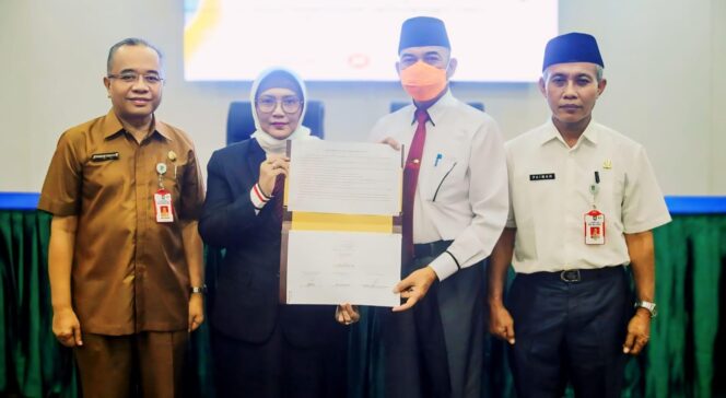 
					OPTIMALKAN SPI : Pj. Bupati Lumajang, Indah Wahyuni, dan jajarannya menunjukkan kuisioner dalam Survei Penilaian Integritas (SPI) yang bakal dioptimalkan dalam rangka mencegah praktik korupsi di lingkungannya. (foto: Asmadi).