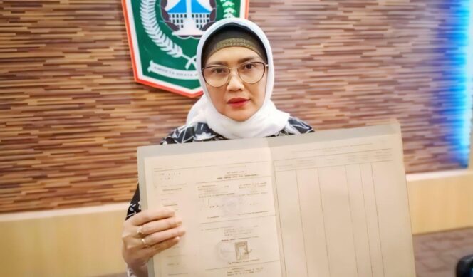 
					BUKTI: Pj Bupati Lumajang, Indah Wahyuni, menujukan dokumen bukti kepemilikan 4 lahan milik Pemkab Lumajang. (foto: Asmadi).