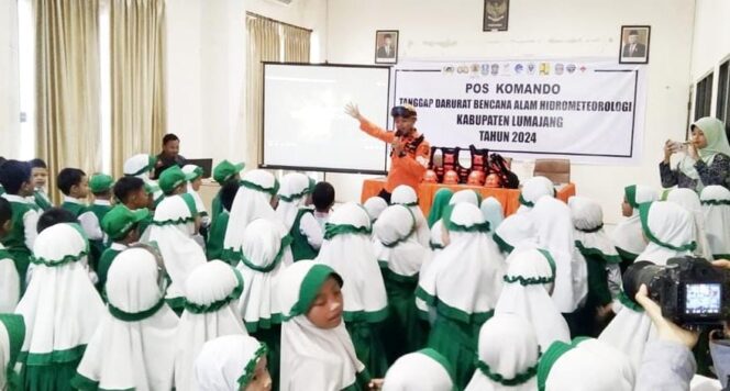 
					SOSIALISASI: Anggota BPBD Lumajang saat sosialisasi mitigasi kebencanaan di TK Muslimat NU 02, di Kelurahan Tompokersan, Kecamatan Lumajang. (foto: Asmadi).