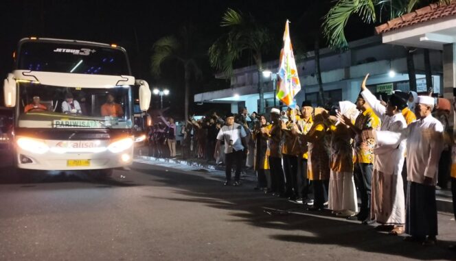 
					DILEPAS: Ratusan jemaah calon haji di Kabupaten Lumajang dilepas ke tanah suci, Kamis (23/5/24) subuh. (foto: Asmadi).