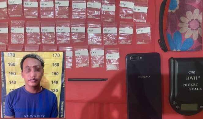 
					PENGEDAR: Tersangka pengedar sabu-sabu beserta barang bukti yang diamankan polisi. (foto: Moh. Rois).
