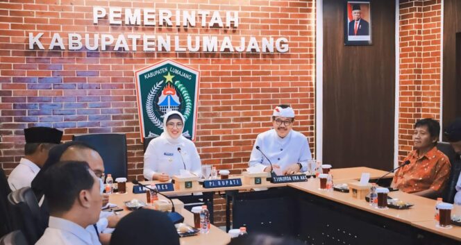 
					SIAP SUKSESKAN: Pj. Bupati Lumajang Indah Wahyuni saat menerima audiensi dari Manggala Karya Panca Wali Krama Pura Mandhara Giri Semeru Agung 2024. (foto: Asmadi).