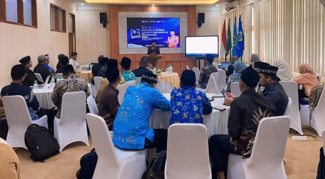 
					DIGEMBLENG: Para dosen Universitas Nurul Jadid Paiton Probolinggo saat mengikuti pelatihan karya tulis jurnal bereputasi internasional. (foto: Istimewa).