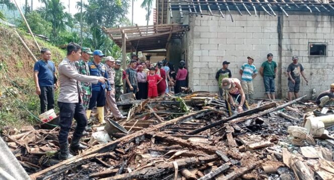 
					HANGUS: Insiden kebakaran di Desa Pandanlaras, Kecamatan Krucil, Kabupaten Probolinggo, beberapa waktu lalu. (foto: dokumen).