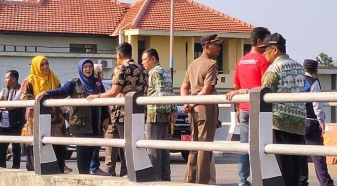 
					PANTAU: Pj. Bupati Lumajang, Indah Wahyuni dan jajarannya memantau normalisasi Sungai Kali Asem. (Foto: Asmadi).