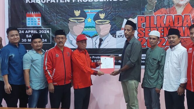 
					DAFTAR: Lora Fahmi AHZ melalui perwakilannya, mengambil formulir pendaftaran bakal calon Bupati Probolinggo via DPC PDI Perjuangan setempat.  (foto: Hafiz Rozani).