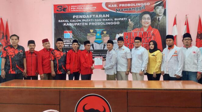 
					WAKILI GUS HARIS: Ketua DPC Partai Gerindra Kabupaten Probolinggo, M. Zubaidi (kemeja putih) menyerahkan berkas pendaftaran Bacabup kepada Ketua DPC PDI Perjuangan Kabupaten Probolinggo, Edi Susanto. (foto: Hafiz Rozani).
