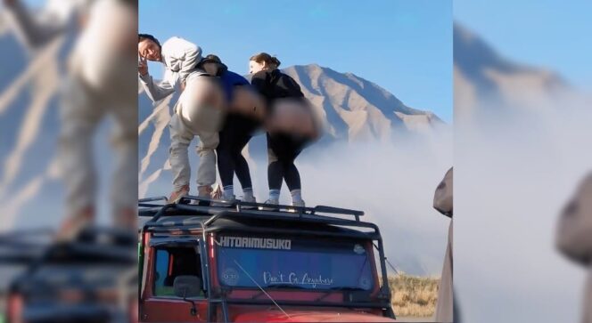 
					TAK PANTAS: Wisatawan asing pose pamer bokong diatas jip dengan latar belakang Gunung Bromo. (Foto: Istimewa). 