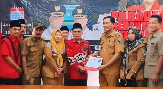 
					IKUT PENJARINGAN: Ketua Papdesi Kabupaten Probolinggo, Supriyanto, saat menyerahkan formulir pendaftaran bakal calon kepala daerah di kantor DPC PDI Perjuangan Kabupaten Probolinggo. (foto: istimewa).