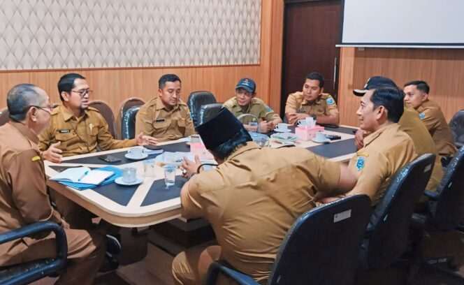 
					DITEGUR: Pengurus Papdesi Dipanggil Pemkab Probolinggo terkait keterlibatannya pendaftaran bacakada ke kantor DPC PDI Perjuangan Kabupaten Probolinggo, beberapa hari lalu. (foto: Ali Ya'lu).