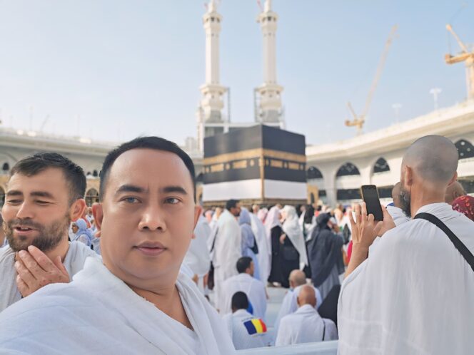
					PANAS: Pj. Bupati Probolinggo, Ugas Irwanto,  tengah menunaikan ibadah haji di Mekkah, Arab Saudi. (foto: Istimewa).