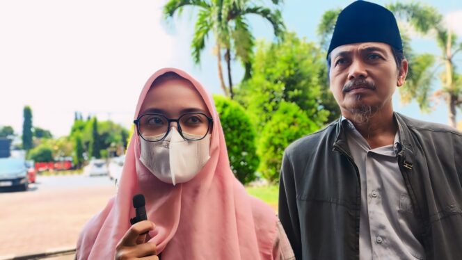 
					TERTIPU: Salah satu korban penipuan oleh oknum jaksa gadungan di Kabupaten Probolinggo, Desy Agustin Unaisah (27). (foto: Ali Ya'lu).
