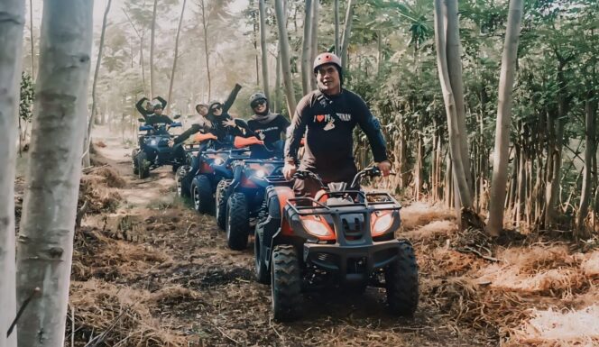 
					MENANTANG: Sejumlah wisatawan mencoba petualangan menyisir wisata Tumpak Selo Lumajang dengan wahana ATV. (foto: Asmadi).